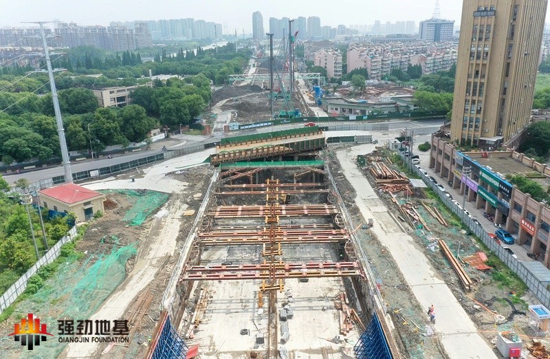 Prestressed fish-belly steel bracing for foundation pit